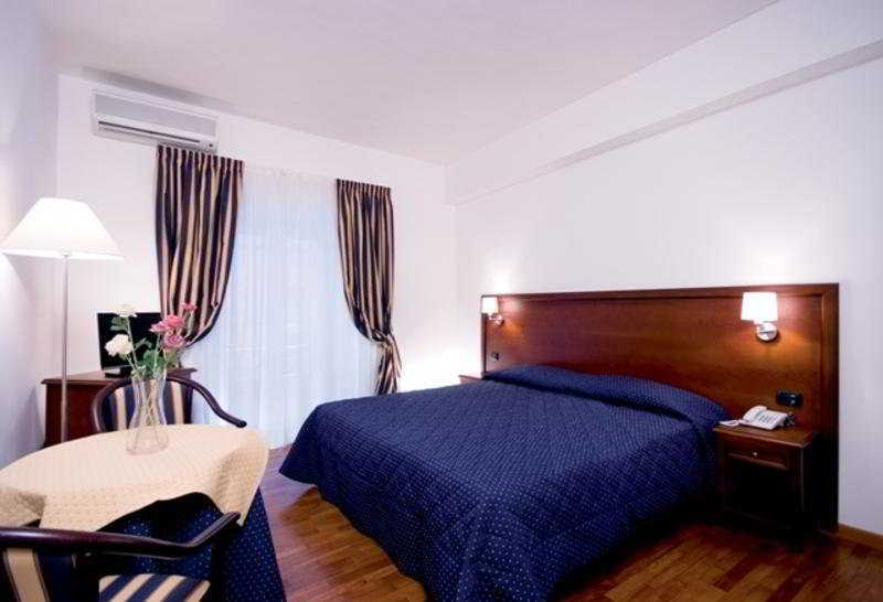 Inn Rome Rooms & Suites Phòng bức ảnh